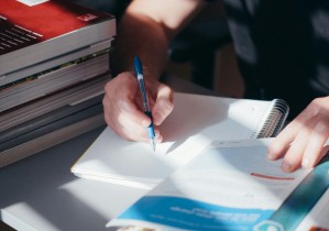 留学生金融专业好就业吗女生(金融专业海归女生，就业前景与破局之道)